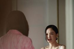 Màn ảnh Việt có thêm cặp 'chị chị em em' bên ngoài thân thiết bên trong mưu mô khó lường