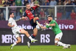 Tiền đạo Giroud làm thủ môn bất đắc dĩ, bắt bóng xuất thần, hay hơn Onana