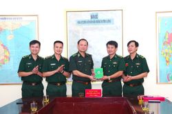 Trung tướng Nguyễn Anh Tuấn thăm, tặng quà Đồn Biên phòng cửa khẩu Lóng Sập và đoàn làm phim 'Cuộc chiến không giới tuyến'