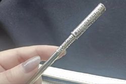 Chất vấn bạn trai trên ôtô có vật thể lạ, lời đáp khiến cô gái vừa thẹn vừa quê