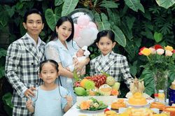Vợ chồng Khánh Thi tổ chức đầy tháng nhóc tỳ thứ 3, sắc vóc mẹ bầu gây chú ý