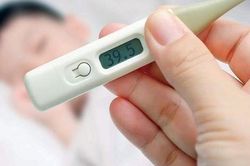 Chăm sóc trẻ sốt xuất huyết tại nhà đúng cách