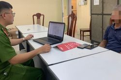 Sau cuộc điện thoại báo 'liên quan đến đường dây rửa tiền', người đàn ông hộc tốc đến nhà nghỉ