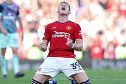 MU thắng ngược dòng kịch tính: Kiểu Fergie Time này rất lạ!