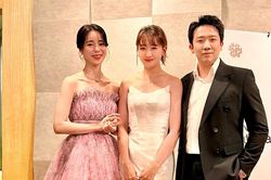 Trấn Thành - Hari Won check-in bên 'kẻ thù' của Song Hye Kyo, biểu cảm gây chú ý khi nhận giải tại LHP Busan