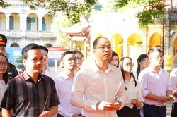 Thủ khoa xuất sắc dâng hương báo công tại Hoàng thành Thăng Long