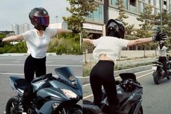 Người mẫu Ngọc Trinh lái xe mô tô thả hai tay: Có bị xử phạt?