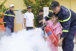 Hà Nội: Nhiều trẻ em hào hứng khi được trải nghiệm kỹ năng chữa cháy