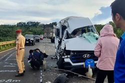 Xe tải lao thẳng vào xe du lịch, nhiều người thương vong