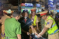 Người đàn ông đòi đốt xe khi bị kiểm tra nồng độ cồn