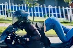 Tạo dáng nguy hiểm khi lái mô tô, Ngọc Trinh bị công an gọi lên làm việc?