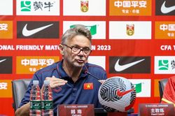 HLV Philippe Troussier: Tuyển Việt Nam và Trung Quốc có cùng đẳng cấp