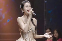 Bị đào clip nhạy cảm trên sân khấu, Thủy Tiên phản ứng ra sao?