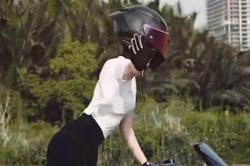 Công an mời người mẫu Ngọc Trinh làm việc sau clip lái mô tô buông 2 tay