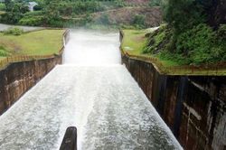 Đảm bảo an toàn điều tiết nước qua tràn xả lũ hồ Núi Cốc