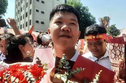 Hàng ngàn người 'chen chân' đón nhà vô địch Olympia trở về