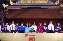 Hà Nội: Ghi danh sổ vàng 96 thủ khoa xuất sắc năm 2023
