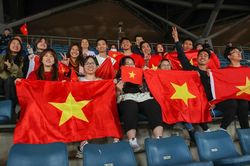 CĐV Việt Nam 'tiếp lửa' cho thầy trò HLV Troussier trận gặp Trung Quốc