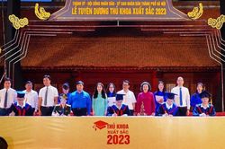 96 thủ khoa đại học năm 2023 của Thủ đô ghi danh sổ vàng tại Văn Miếu