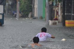 Đường ở TP.HCM ngập sâu trong mưa lớn, nhiều người ngã nhào