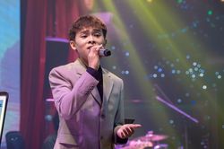 Nhập hội cover 'Ngày mai người ta lấy chồng', giọng hát Hồ Văn Cường gây bất ngờ