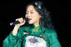 Phương Mỹ Chi dầm mưa biểu diễn, dân mạng thắc mắc: 'Hát live đây sao'?