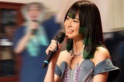 Chàng trai 'cà khịa' Hoàng Thùy Linh hát live, thu về hàng triệu lượt xem