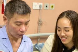 Bà xã NSND Công Lý gặp sự cố sức khỏe, được chồng hết mực quan tâm