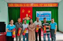 Đak Pơ: Tặng 5 bình chữa cháy cho thôn phụ nữ kiểu mẫu