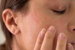 8 thói quen sai lầm khi chăm sóc da mùa đông khiến da xấu đi, nhanh lão hóa