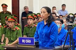 Hình ảnh cựu Giám đốc Sở GD&ĐT Quảng Ninh cùng đồng phạm hầu tòa sáng nay