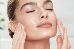 Ba bước skincare phụ nữ trung niên lười mấy cũng không nên bỏ qua