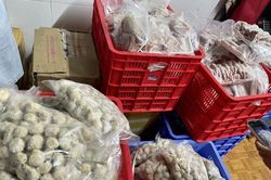 Hàng trăm gói sụn lợn, dồi sụn, nem lụi, lõi vai bò ốc hương không rõ nguồn gốc được tiểu thương bày bán công khai