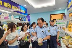 Mở cửa phòng trưng bày hàng thật- hàng giả tại 62 Tràng Tiền, Hà Nội