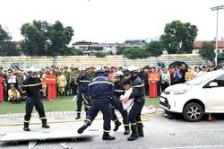 Tình huống cứu người tai nạn bằng xe Man - Rosenbauer hiện đại nhất thế giới