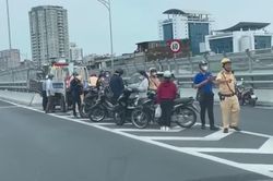 Hàng loạt xe máy bất chấp nguy hiểm đi vào đường Vành đai 2 trên cao
