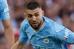 VAR làm khổ Premier League ra sao?