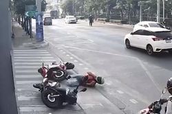 Xe máy không người lái bất ngờ phi qua đường 'hạ gục' người đàn ông