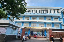 Trường học họp khẩn sau vụ giáo viên bị tố đánh gãy xương ngón tay học sinh