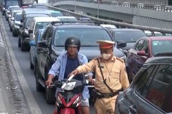 Nhiều người vẫn bất chấp nguy hiểm đi xe máy lên đường Vành đai 2 trên cao