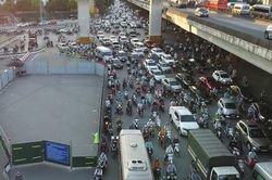 Hết phép nhưng công trường quây rào đường Nguyễn Xiển vẫn ngổn ngang gây ùn tắc