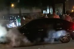 Ô tô Camry lao lên vỉa hè đường Hà Nội, nam tài xế bất tỉnh