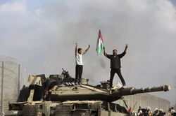Hamas tăng cường phòng thủ ở Gaza, Israel tấn công các mục tiêu ở Lebanon