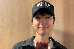 Song Joong Ki được khen trẻ trung hơn sau khi lên chức bố