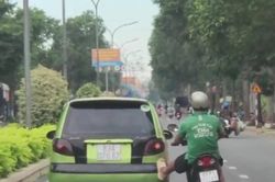 Đề xuất cấm sóng nghệ sĩ Việt quảng cáo sai sự thật; xe máy đẩy ô tô bon bon trên đường phố