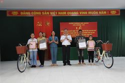 Hải đoàn 128 nhận đỡ đầu con ngư dân tại Thanh Hóa