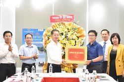 Bí thư Thành ủy Nguyễn Văn Quảng thăm, chúc mừng các doanh nghiệp
