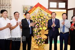 Các đồng chí lãnh đạo tỉnh thăm, chúc mừng nhân kỷ niệm Ngày Doanh nhân Việt Nam