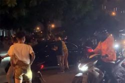 Camry lao lên vỉa hè, tài xế bất tỉnh ngay tại ghế lái