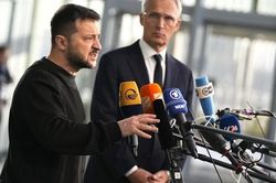 Tổng thống Ukraine gặp lãnh đạo quốc phòng NATO, kêu gọi thêm viện trợ